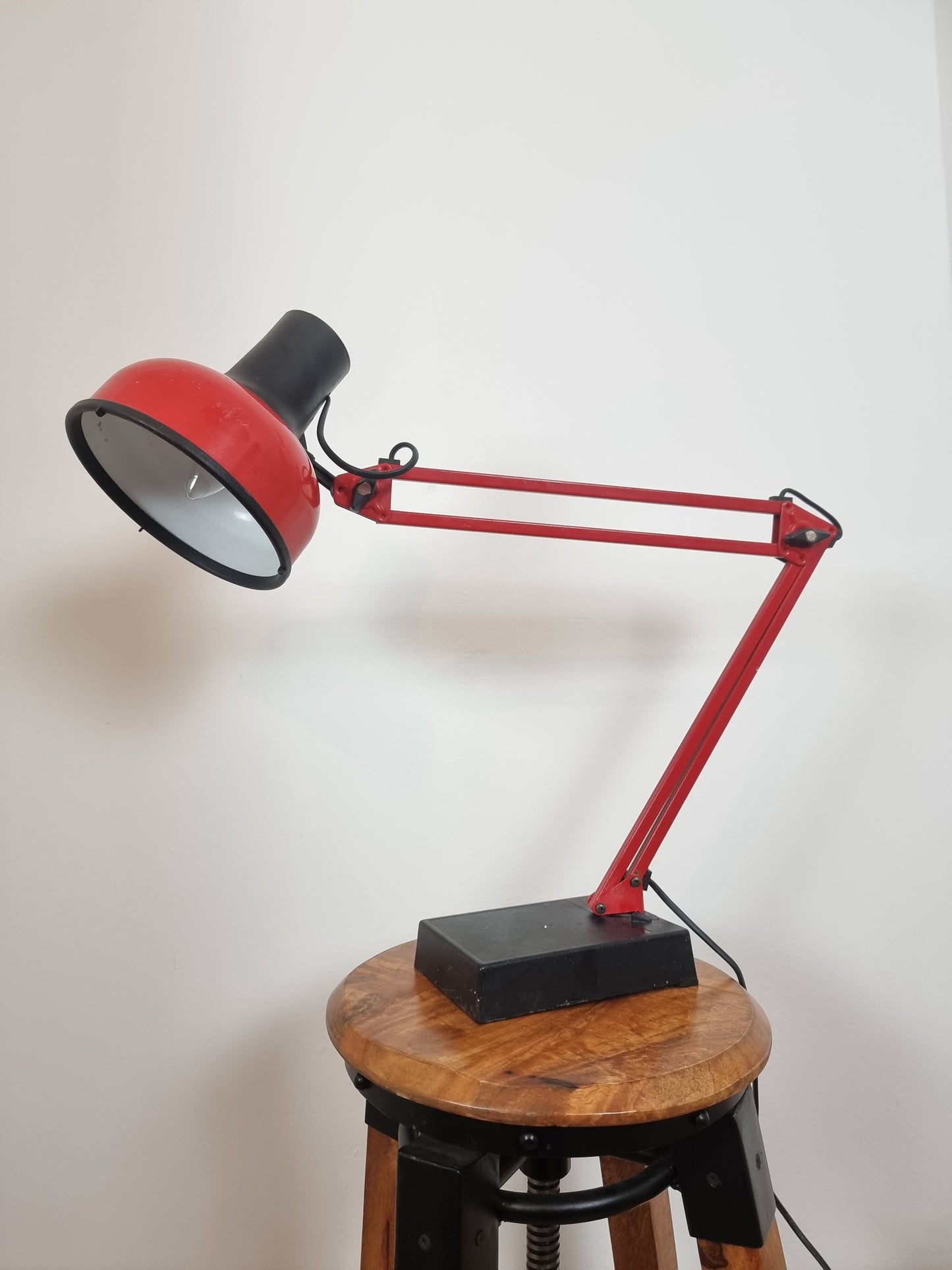 Rare Red Desktop lamp. Working heavy base LIVAL P12 Finland