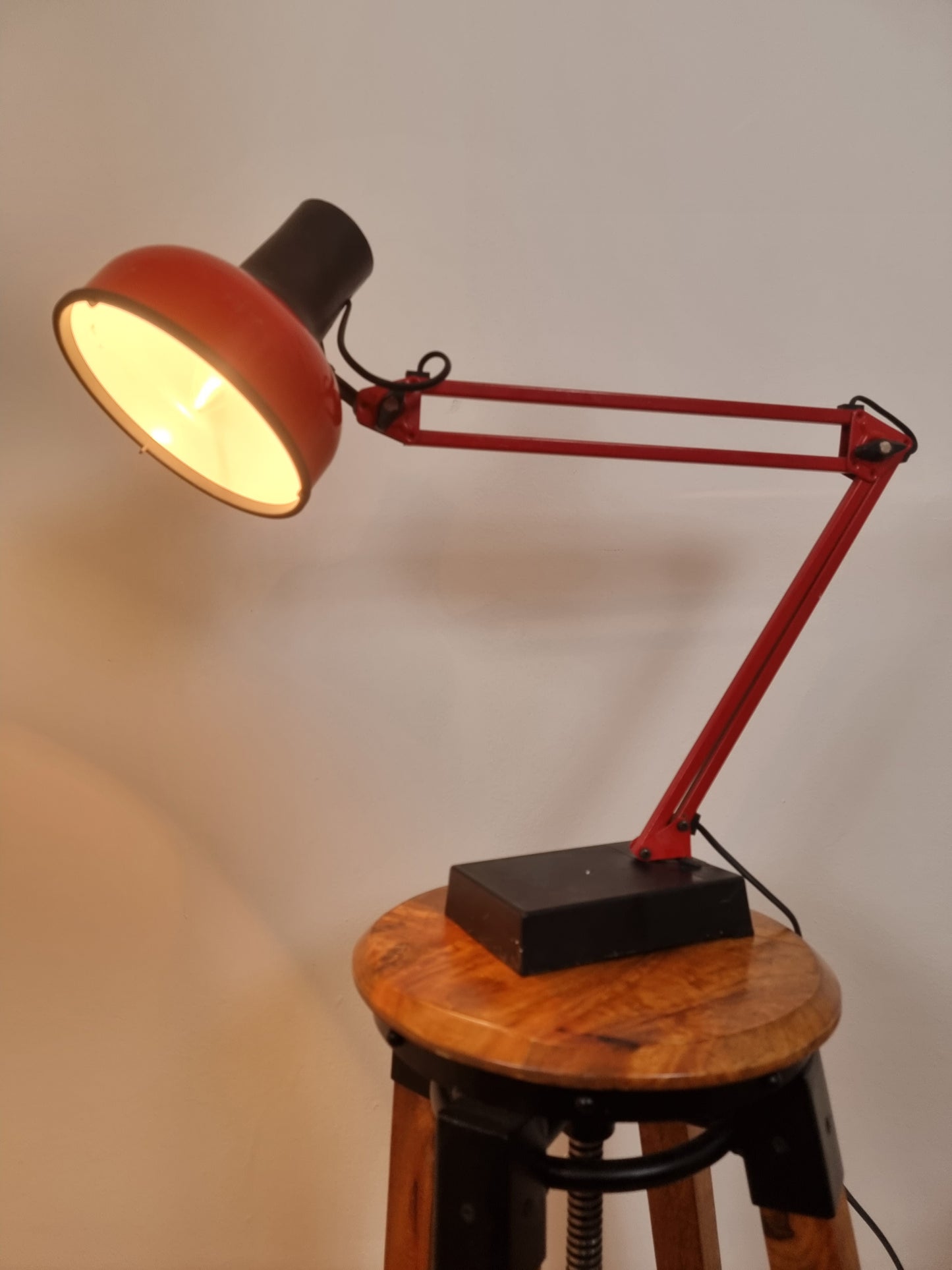 Rare Red Desktop lamp. Working heavy base LIVAL P12 Finland